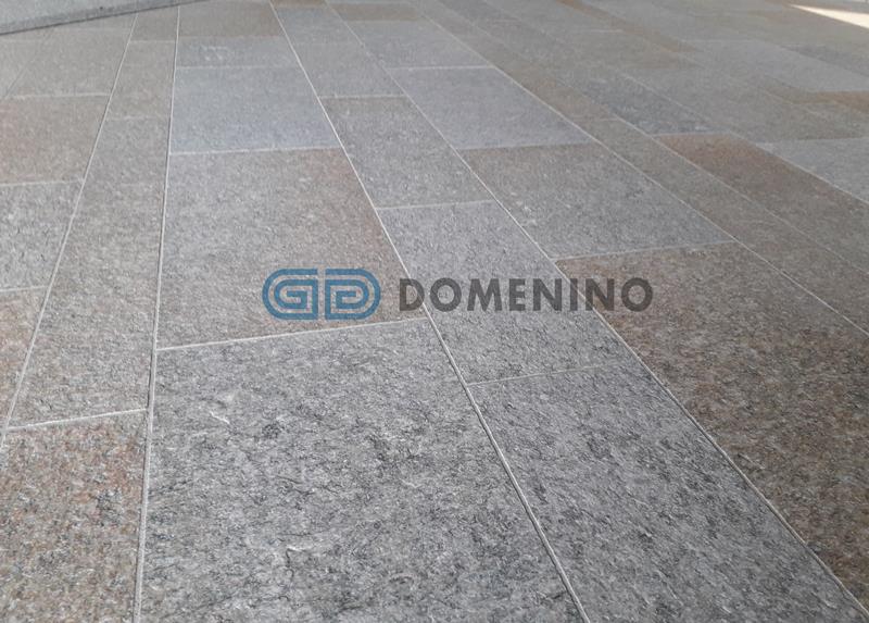 Pavimento in pietra di Luserna, piano fiammato/spazzolato, colore misto |Sol en pierre de Luserna, surface flammée/brossée, couleur mixte |Bodenplatten Luserna geflammte und gebürstete Oberfläche, Farbe gemischt